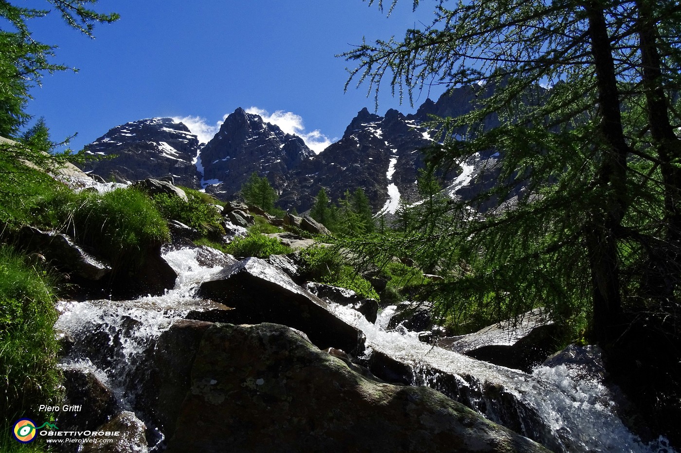 24 Saliamo accanto allo scrosciante torrente.JPG -                                